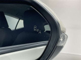 ブラインドスポットモニター(BSM)を装備しています。隣を走る車両が死角に入るとミラー内LEDインジケーターが点灯。さらに、ウィンカーを出すとインジケーターが光って点滅して注意を促してくれます。