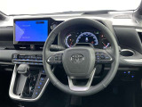 運転席まわりです。 各操作スイッチは使いやすい位置に配置されてます。