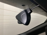 後方にもドライブレコーダーのカメラが付いています。前後両方でお車の周りを監視・記録いたします。