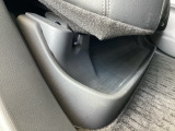 後部座席の足元にあるトレーは、転がりやすい傘などを収納するのにとても便利。