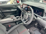 NISMO専用ステアリングをはじめ、スポーティな演出が随所に施された運転席まわり。大型ディスプレイで視認性も良く、機能性と走る楽しさを両立したコックピットです!