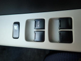 窓の開閉は電動(パワーウィンド)になりますので、便利ですよね。