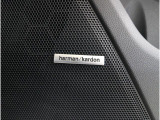 ハーマンカードン搭載モデルは、広々とした車内空間で豊かなサウンド体験を提供する、クリアで迫力あるオーディオシステムが魅力的です。車内に居ながらまるでライブ会場にいるような臨場感を味わえます。