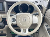 インテリアに合わせたデザインのステアリングは、運転される方のことも考え、運転しやすい形状、大きさです。是非一度、実際に触ってお確かめください。