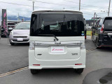 プライバシーガラスなので中も見えにくいです。