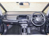 操作性に優れた運転席となります!小物入れや各ボタンの配置にこだわり、使いやすいです!座り心地もよく視認性も良好なのでロングドライブもお任せ下さい!