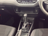 運転席より操作性の良いシフトレバーと、オートエアコンのスイッチ等の画像です。