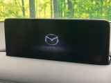 【10.25インチマツダコネクト】車内の雰囲気にマッチした大型ディスプレイ。スマホ接続でのナビ使用やBluetooth再生等、様々な機能が楽しめます。直感的なダイヤル操作が可能で、使い勝手も良好です。