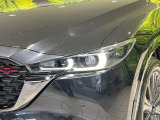 【LEDヘッドライト】悪天候や夜間走行時も良好な視界を確保し安心して運転できる高輝度LEDヘッドライトを装備!点灯速度が早く、消費電力も抑えられています。