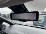 車両後方のカメラ映像を映し出し、車内の状況や、天候などに影響されずいつでもクリアな後方視界が得られるインテリジェントル-ムミラ-が装備されております。