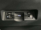 高速道路で便利な【ETC2.0】を装備しています。光ビーコン搭載で渋滞情報などナビゲーションと連動することで機能も充実いたします。他、観光施設に立ち寄るための高速料金割引サービス等もございます。