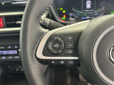 運転中、オーディオの操作をしてて、ハッとしたことはありませんか?ステアリングスイッチは、運転中でもハンドルでオーディオの操作が可能です。安全なドライブをサポートします。