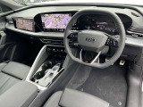 洗練された機能性の高いインテリア。長く使っても飽きないデザインがAudiです。触感にもこだわっております。