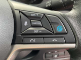 【プロパイロット】高速道路のロングドライブをアシスト。アクセル・ブレーキを制御し前方車との車間距離を保ち、ハンドル操作を制御アシストし走行車線を維持します。