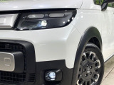 【LEDヘッドライト】悪天候や夜間走行時も良好な視界を確保し安心して運転できる高輝度LEDヘッドライトを装備!点灯速度が早く、消費電力も抑えられています。