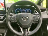握りやすい形状のステアリングは、ドライバーの負担を軽減。スムーズな操作感で、運転の楽しさを向上させます。