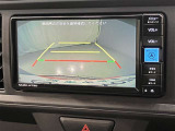車庫入れなど後進運転時に死角をモニターで確認ができて安全です♪ ステアリング操作の参考になるガイド線も表示しますので車庫入れがニガテな方も安心ですネ!