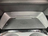 シフトノブの前方には、Qi規格のワイヤレス充電器を装備しており、車内でのモバイル機器の充電に使いやすくなっています。