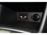 小物の収納に便利なセンタートレイには携帯等のデバイスの充電可能なUSB出力電源付です。