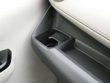 助手席側にはドリンクホルダーが備わっています。