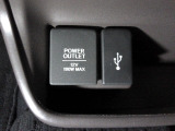 【POWEROUTLET】12V電源ソケットを設置しております。周辺機器の充電にご利用頂けます。便利なUSBジャックも付いています。