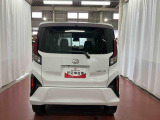 跳ね上げ式バックドアなので、雨天時の荷物の出し入れの際も濡れにくいです。