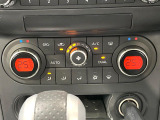 【左右独立型フルオートエアコン】運転席と助手席でそれぞれお好みの温度に設定可能。同乗者にも配慮した、快適な空調をお届け致します。