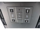 左右独立式のパノラマルーフは電動式シェードで開閉可能