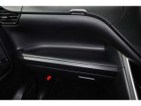インパネテーブル装備!車内での小物などを一時的に置くとき利用できます。