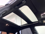 【ガラスルーフ】ガラスルーフ搭載で車内の解放感が一気にアップ!開放的なドライブをお楽しみいただけます。
