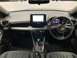 シンプルながら機能性あふれる運転席周りです。使いやすいスイッチ類の配置によりとても運転しやすいですよ。