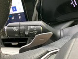 雨天時の視界を確保し、安全な運転をサポートします。速度に応じて自動で間欠拭きが可能で、快適なドライブを維持します。