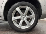 6スポーク タービン 8.0J&times;19インチ シルバー 235/55R19サイズのコンチネンタルを装着