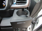 運転席右側の引き出し式ドリンクホルダーです。