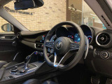 スポーツレザーシートや6ウェイパワーシート、パドルシフトレバー、ステアリングヒーターを備え、Connectシステムとharman/kardonプレミアムオーディオシステムを採用した上質な室内空間です。