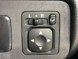 【電動格納ミラー】サイドミラーは電動格納式となっており、狭い駐車場でもキズがつくリスクを抑えられます。