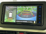 後方視界を広く確保するモニターで、安全な駐車をサポートします。狭い場所でも安心して車両を操作できます。