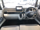 【インパネ全体】手が届きやすく、どなたでも運転しやすいです。シンプルで使いやすい設計になっています!