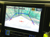 【バックカメラ】駐車時に後方がリアルタイム映像で確認できます。大型商業施設や立体駐車場での駐車時や、夜間のバック時に大活躍!運転スキルに関わらず、今や必須となった装備のひとつです!