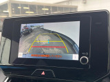 【バックカメラ】駐車時に後方がリアルタイム映像で確認できます。大型商業施設や立体駐車場での駐車時や、夜間のバック時に大活躍!運転スキルに関わらず、今や必須となった装備のひとつです!