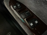 パワーウインドウを装備しております。