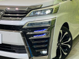 【LEDヘッドライト】悪天候や夜間走行時も良好な視界を確保し安心して運転できる高輝度LEDヘッドライトを装備!点灯速度が早く、消費電力も抑えられています。