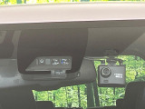 【プリクラッシュセーフティ】前方の車両等を検知し、衝突しそうな時は警報で注意を促し、ブレーキを踏む力をサポート。ブレーキを踏めなかった場合は衝突被害軽減ブレーキが作動、衝突回避をサポートします。