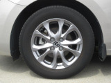 標準装備の純正15インチアルミホイール。タイヤサイズは185/65R15です。