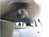 サイド用のカメラを装備。車両側方の様子を映し出し、周辺の確認に役立つ装備です。