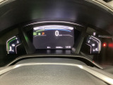 ハイブリット車専用のメーターです。中央のスピードメーターより左右のサブデスプレイで燃費や動力伝達などの情報が見れるようになっています。