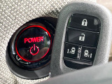 【Hondaスマートキー】カバンやポケットに入れたままでもドアの施錠・解錠が可能なスマートキーを装備。エンジンのオン・オフ時もカギを取り出す必要が無いからとっても便利です♪