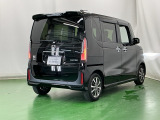 大型テールゲートスポイラー装備でフォルムもスタイリッシュにしています。高速走行時には走行安定性能に優れていて、低燃費にも大きく貢献します