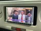 停車中にテレビや映像コンテンツを楽しめるのが魅力。長距離移動や休憩時間のお供に最適です。後部座席の方も楽しめますね。
