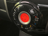 【オートエアコン】一度お好みの温度に設定すれば、車内の温度を検知し風量や温度を自動で調整。暑い&hellip;寒い&hellip;と何度もスイッチ操作をする必要はありません。快適な車内空間には必須の機能ですね♪